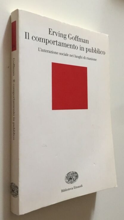Goffman Il comportamento in pubblico interazione sociale nei luoghi di riunione Einaudi 2006 - immagine 2
