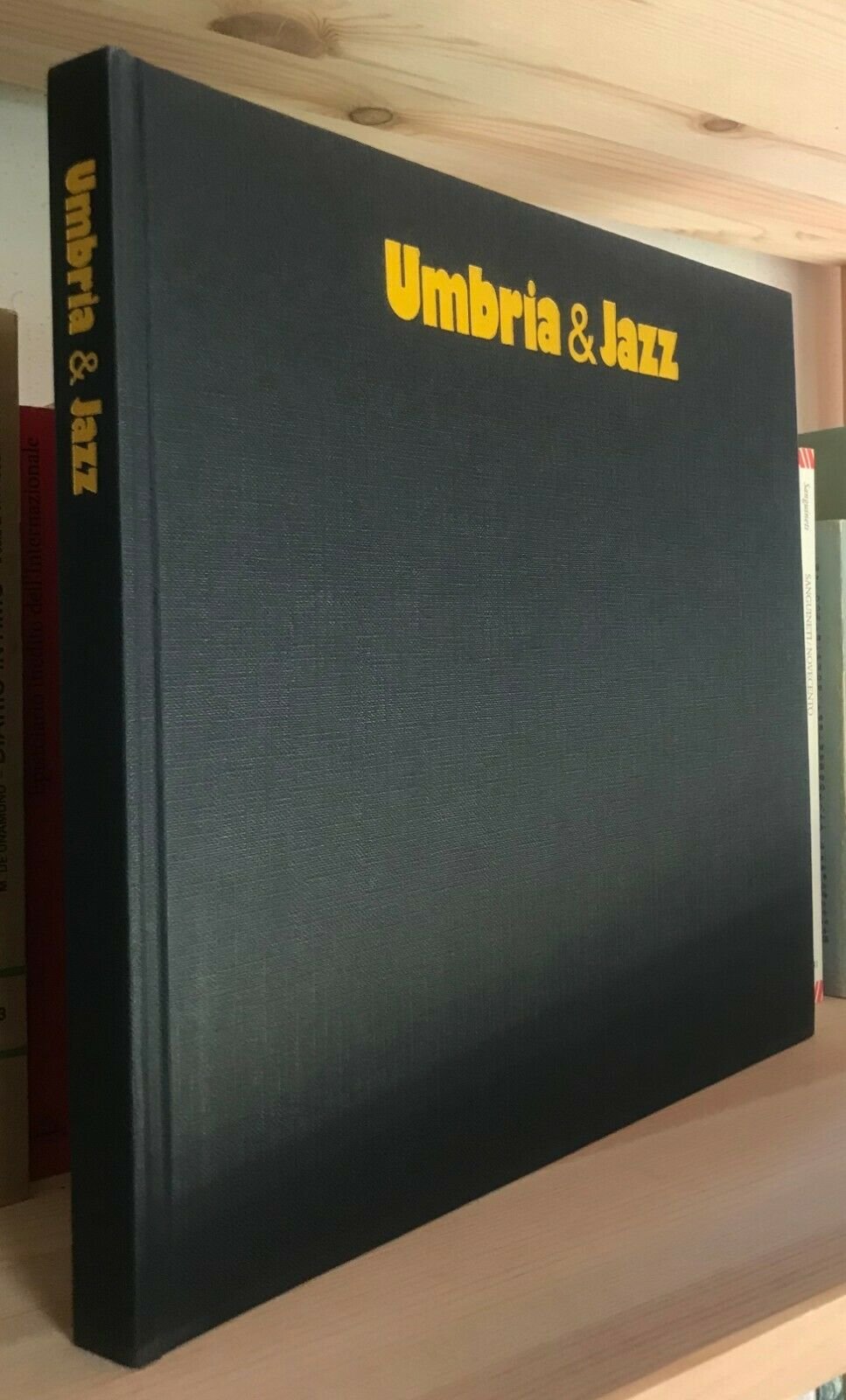 Umbria & Jazz 25 anni di musica testi di Paolo Occhiuto Regione Umbria A. Pizzi 1998 - immagine 2