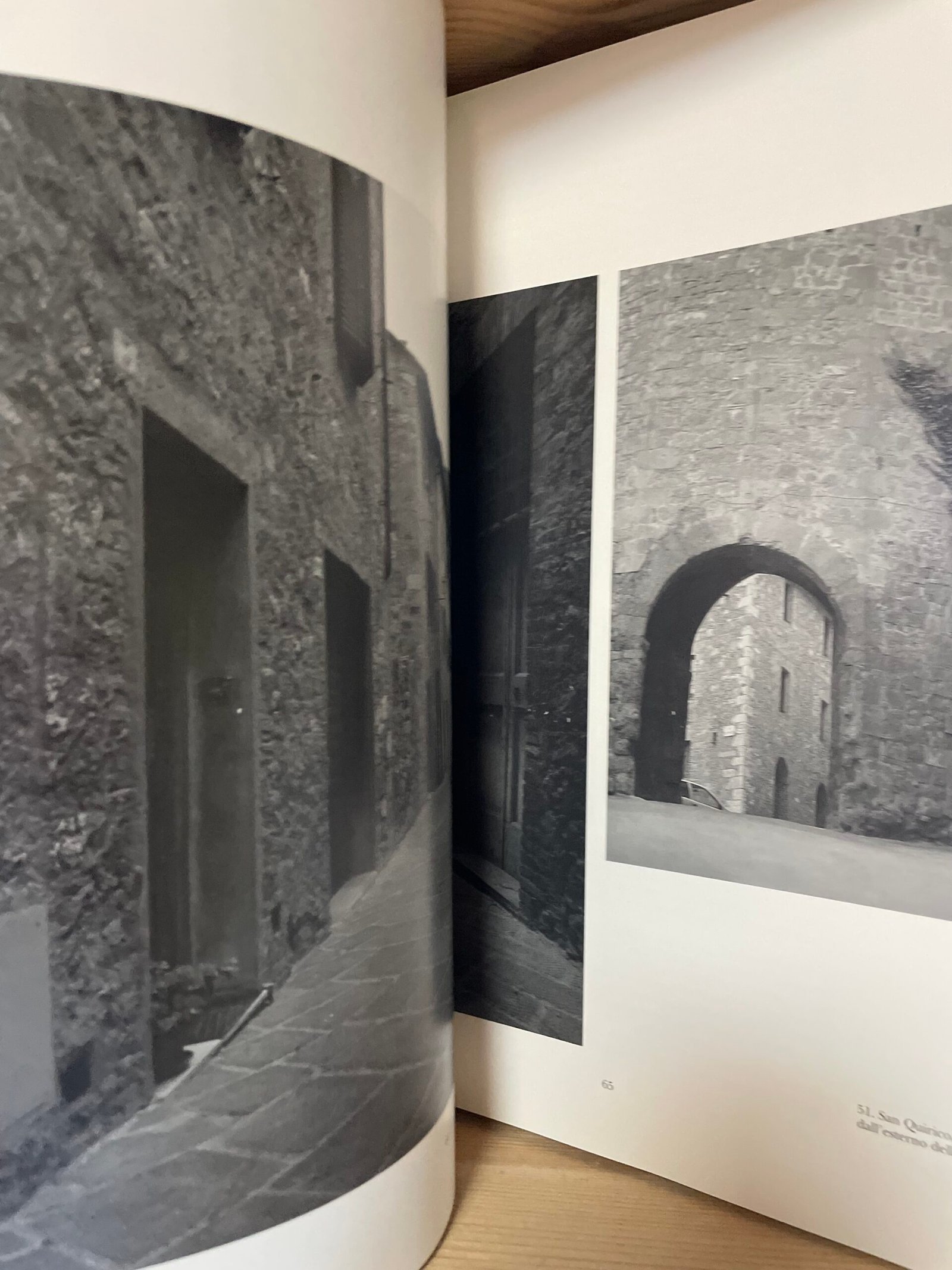 AA.VV. L'architettura civile in Toscana Il Medioevo MPS 1995 - immagine 10