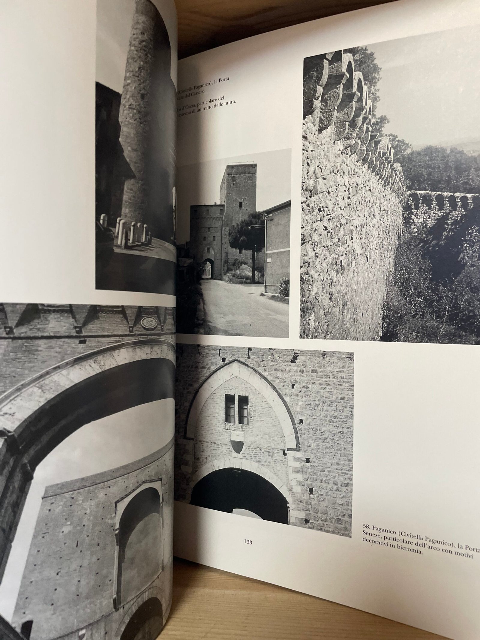 AA.VV. L'architettura civile in Toscana Il Medioevo MPS 1995 - immagine 14