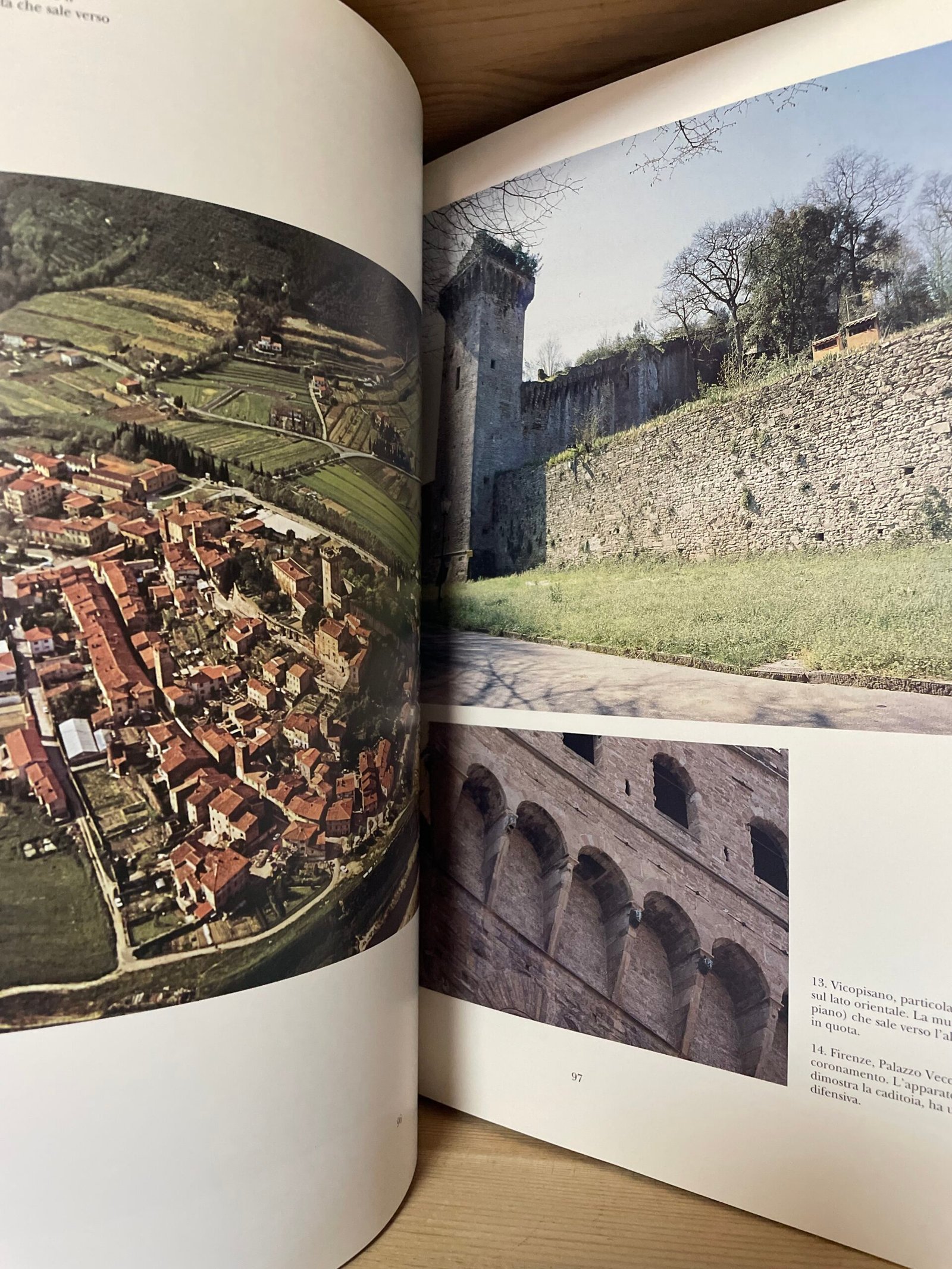 AA.VV. L'architettura civile in Toscana Il Medioevo MPS 1995 - immagine 15